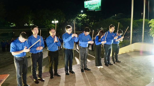 Đoàn Thanh niên Bộ VHTTDL thắp nến tri ân các Anh hùng liệt sĩ - Ảnh 1.
