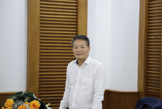 Trao quyết định nghỉ hưu đối với Phó Cục trưởng
Cục Xuất bản, In và Phát hành Phạm Tuấn Vũ - Ảnh 5.