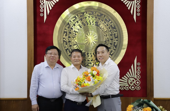 Trao quyết định nghỉ hưu đối với Phó Cục trưởng
Cục Xuất bản, In và Phát hành Phạm Tuấn Vũ - Ảnh 6.