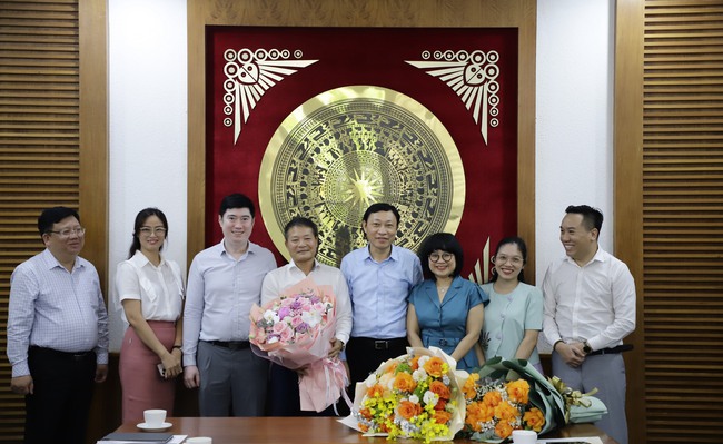 Trao quyết định nghỉ hưu đối với Phó Cục trưởng
Cục Xuất bản, In và Phát hành Phạm Tuấn Vũ - Ảnh 8.