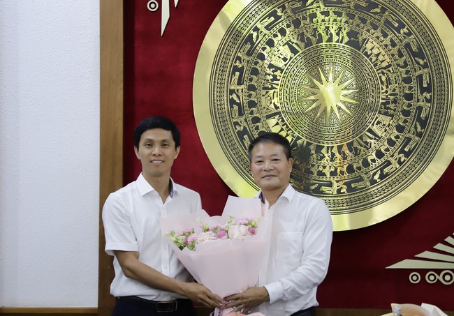 Trao quyết định nghỉ hưu đối với Phó Cục trưởng
Cục Xuất bản, In và Phát hành Phạm Tuấn Vũ - Ảnh 7.