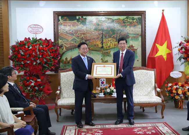 Trao Bằng khen của Bộ trưởng Bộ VHTTDL cho Đại sứ du lịch Việt Nam tại Hàn Quốc - Ảnh 1. Trao Bằng khen của Bộ trưởng Bộ VHTTDL cho Đại sứ du lịch Việt Nam tại Hàn Quốc - Ảnh 1.