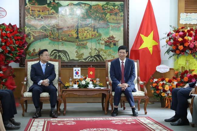 Trao Bằng khen của Bộ trưởng Bộ VHTTDL cho Đại sứ du lịch Việt Nam tại Hàn Quốc - Ảnh 4. Trao Bằng khen của Bộ trưởng Bộ VHTTDL cho Đại sứ du lịch Việt Nam tại Hàn Quốc - Ảnh 4.