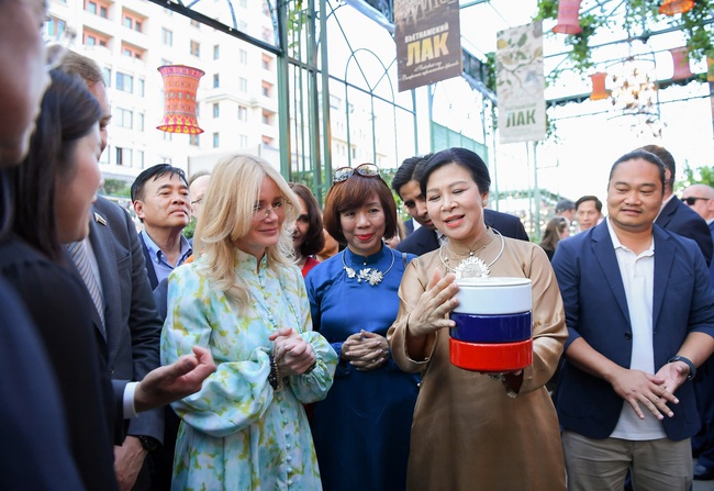 Những món quà văn hoá đặc biệt từ Việt Nam - Miền Nhiệt đới tới bạn bè nước Nga - Ảnh 6. Những món quà văn hoá đặc biệt từ Việt Nam - Miền Nhiệt đới tới bạn bè nước Nga - Ảnh 6.