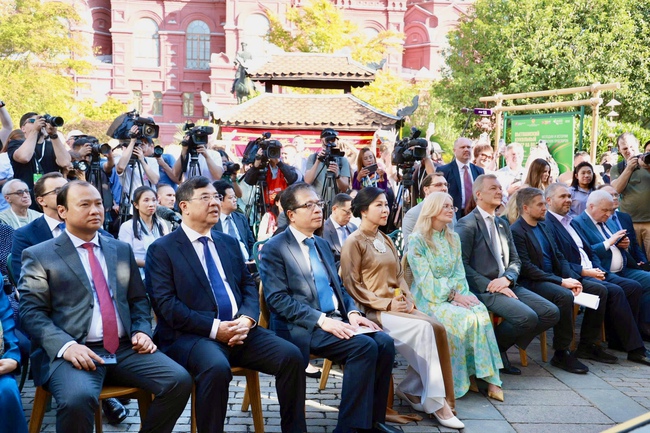 Rực rỡ Lễ hội &quot;Việt Nam - Sắc màu từ miền nhiệt đới&quot; bên Quảng trường Đỏ, Liên bang Nga - Ảnh 2.