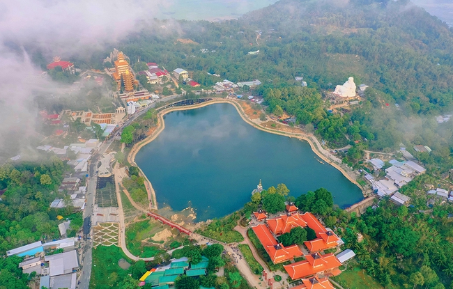 6 tháng đầu năm 2025, du lịch An Giang đã có đóng góp quan trọng vào tăng trưởng chung của nền kinh tế - xã hội - Ảnh 1. 6 tháng đầu năm 2025, du lịch An Giang đã có đóng góp quan trọng vào tăng trưởng chung của nền kinh tế - xã hội - Ảnh 1.