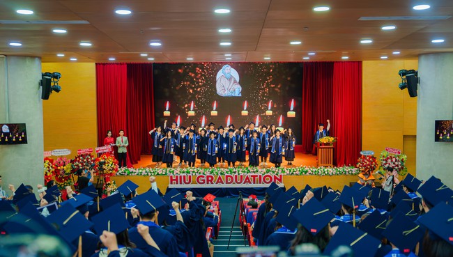 Lễ tốt nghiệp đầy cảm xúc ở một trường đại học quốc tế tại TP. Hồ Chí Minh - Ảnh 2. Lễ tốt nghiệp đầy cảm xúc ở một trường đại học quốc tế tại TP. Hồ Chí Minh - Ảnh 2.