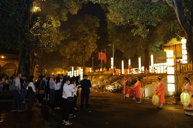 Hà Nội: Du lịch đêm góp phần kích thích tăng trưởng khách tham quan du lịch - Ảnh 3. Hà Nội: Du lịch đêm góp phần kích thích tăng trưởng khách tham quan du lịch - Ảnh 3.