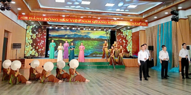 Bản sắc văn hóa Xứ Nghệ qua chương trình nghệ thuật "Khát vọng sông Lam" - Ảnh 1. Bản sắc văn hóa Xứ Nghệ qua chương trình nghệ thuật "Khát vọng sông Lam" - Ảnh 1.
