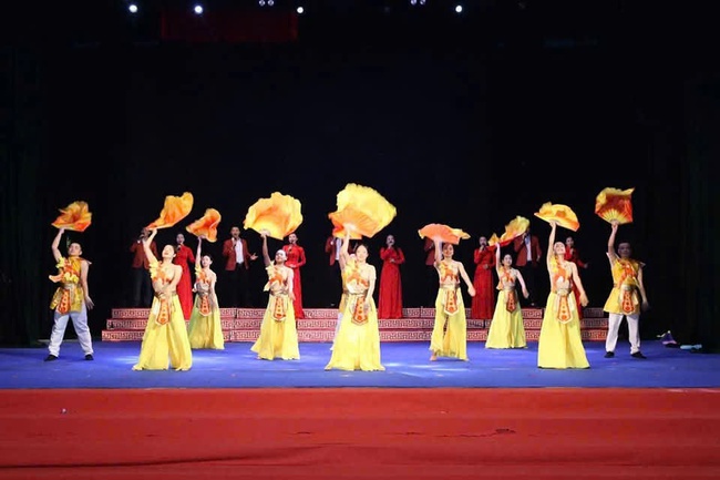 "Câu hò nối những dòng sông" - Nhịp cầu nghệ thuật kết nối dòng chảy văn hóa đa dạng của vùng đất Bắc Trung Bộ - Ảnh 3. "Câu hò nối những dòng sông" - Nhịp cầu nghệ thuật kết nối dòng chảy văn hóa đa dạng của vùng đất Bắc Trung Bộ - Ảnh 3.