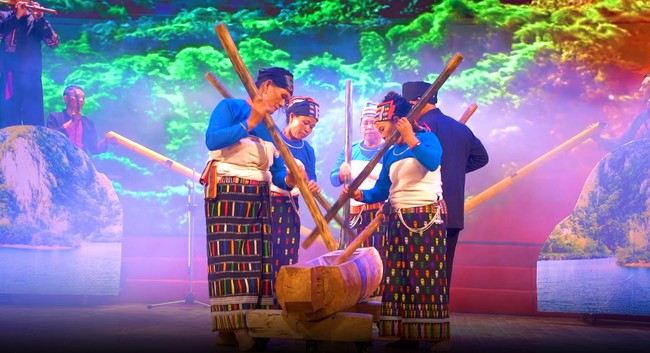 "Câu hò nối những dòng sông" - Nhịp cầu nghệ thuật kết nối dòng chảy văn hóa đa dạng của vùng đất Bắc Trung Bộ - Ảnh 1. "Câu hò nối những dòng sông" - Nhịp cầu nghệ thuật kết nối dòng chảy văn hóa đa dạng của vùng đất Bắc Trung Bộ - Ảnh 1.