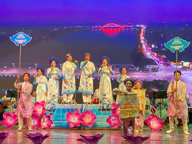 Khai mạc Hội diễn Nghệ thuật quần chúng "Câu hò nối những dòng sông" khu vực Bắc Trung bộ - Ảnh 3. Khai mạc Hội diễn Nghệ thuật quần chúng "Câu hò nối những dòng sông" khu vực Bắc Trung bộ - Ảnh 3.