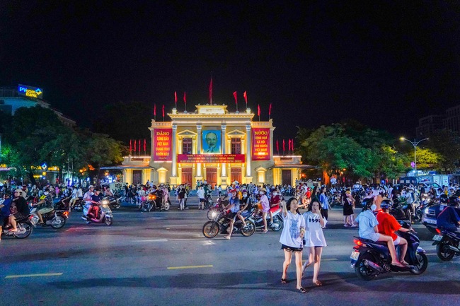 Hải Phòng: Các mô hình du lịch đêm có hiệu ứng tích cực, thu hút được đông đảo nhân dân và du khách - Ảnh 3. Hải Phòng: Các mô hình du lịch đêm có hiệu ứng tích cực, thu hút được đông đảo nhân dân và du khách - Ảnh 3.