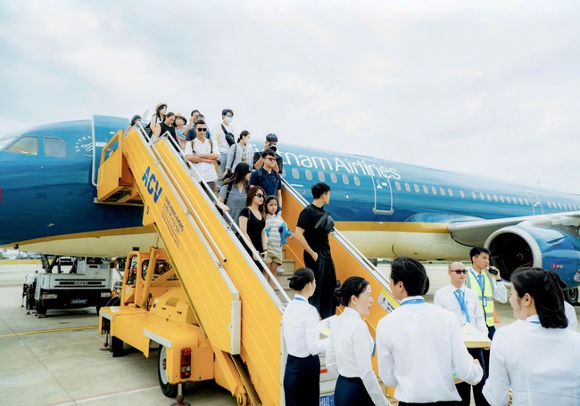 Vietnam Airlines đón hành khách thứ 350 triệu - Ảnh 1. Vietnam Airlines đón hành khách thứ 350 triệu - Ảnh 1.