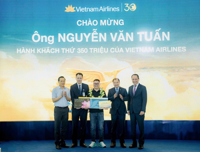 Vietnam Airlines đón hành khách thứ 350 triệu - Ảnh 4. Vietnam Airlines đón hành khách thứ 350 triệu - Ảnh 4.