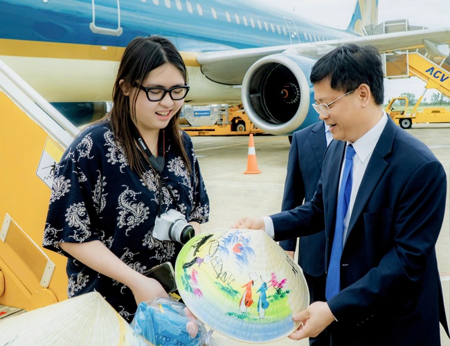 Vietnam Airlines đón hành khách thứ 350 triệu - Ảnh 2. Vietnam Airlines đón hành khách thứ 350 triệu - Ảnh 2.