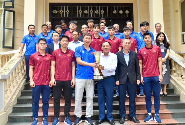Bộ trưởng Nguyễn Văn Hùng: Chiến thắng của Đội tuyển U23 Việt Nam đã tạo hiệu ứng lan tỏa, giúp chúng ta càng thêm tin tưởng vào sự phát triển của bóng đá nước nhà - Ảnh 9. Bộ trưởng Nguyễn Văn Hùng: Chiến thắng của Đội tuyển U23 Việt Nam đã tạo hiệu ứng lan tỏa, giúp chúng ta càng thêm tin tưởng vào sự phát triển của bóng đá nước nhà - Ảnh 9.