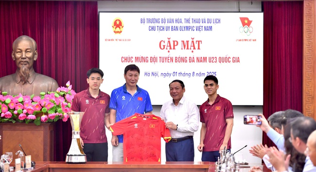 Bộ trưởng Nguyễn Văn Hùng: Chiến thắng của Đội tuyển U23 Việt Nam đã tạo hiệu ứng lan tỏa, giúp chúng ta càng thêm tin tưởng vào sự phát triển của bóng đá nước nhà - Ảnh 4. Bộ trưởng Nguyễn Văn Hùng: Chiến thắng của Đội tuyển U23 Việt Nam đã tạo hiệu ứng lan tỏa, giúp chúng ta càng thêm tin tưởng vào sự phát triển của bóng đá nước nhà - Ảnh 4.