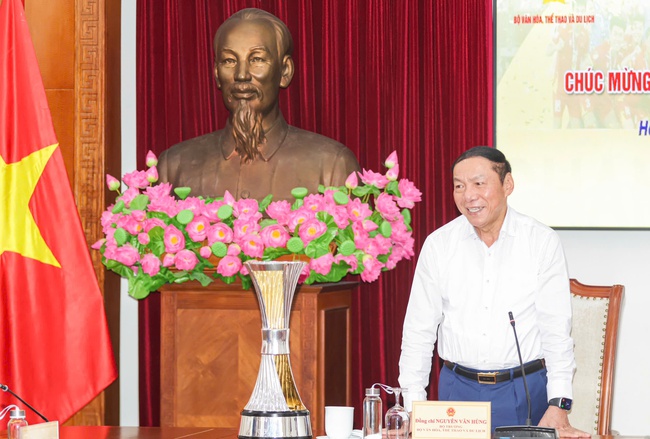 Bộ trưởng Nguyễn Văn Hùng: Chiến thắng của Đội tuyển U23 Việt Nam đã tạo hiệu ứng lan tỏa, giúp chúng ta càng thêm tin tưởng vào sự phát triển của bóng đá nước nhà - Ảnh 3. Bộ trưởng Nguyễn Văn Hùng: Chiến thắng của Đội tuyển U23 Việt Nam đã tạo hiệu ứng lan tỏa, giúp chúng ta càng thêm tin tưởng vào sự phát triển của bóng đá nước nhà - Ảnh 3.