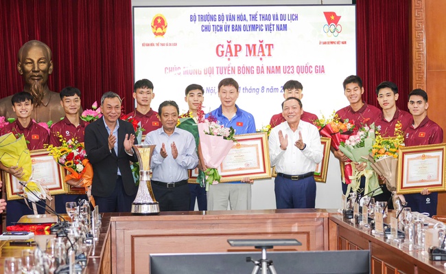 Bộ trưởng Nguyễn Văn Hùng: Chiến thắng của Đội tuyển U23 Việt Nam đã tạo hiệu ứng lan tỏa, giúp chúng ta càng thêm tin tưởng vào sự phát triển của bóng đá nước nhà - Ảnh 5. Bộ trưởng Nguyễn Văn Hùng: Chiến thắng của Đội tuyển U23 Việt Nam đã tạo hiệu ứng lan tỏa, giúp chúng ta càng thêm tin tưởng vào sự phát triển của bóng đá nước nhà - Ảnh 5.