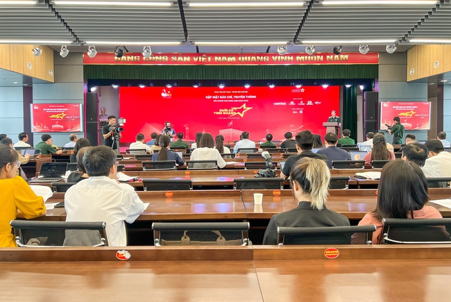 "Dưới ngọn cờ vinh quang": Tôn vinh những giá trị cao cả của Bộ đội Cụ Hồ - Ảnh 4. "Dưới ngọn cờ vinh quang": Tôn vinh những giá trị cao cả của Bộ đội Cụ Hồ - Ảnh 4.