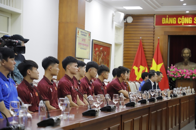 Bộ trưởng Nguyễn Văn Hùng gặp mặt, chúc mừng Đội tuyển bóng đá U23 Việt Nam vô địch U23 Đông Nam Á - Ảnh 2. Bộ trưởng Nguyễn Văn Hùng gặp mặt, chúc mừng Đội tuyển bóng đá U23 Việt Nam vô địch U23 Đông Nam Á - Ảnh 2.