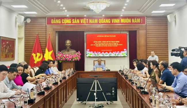 Ra mắt Cẩm nang hướng dẫn thực hiện các nhiệm vụ phân cấp, phân định thẩm quyền cho UBND cấp xã trong lĩnh vực văn hóa, thể thao và du lịch - Ảnh 1. Ra mắt Cẩm nang hướng dẫn thực hiện các nhiệm vụ phân cấp, phân định thẩm quyền cho UBND cấp xã trong lĩnh vực văn hóa, thể thao và du lịch - Ảnh 1.