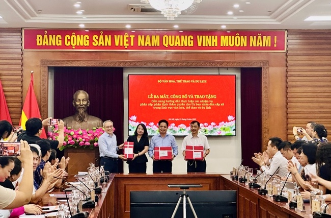 Ra mắt Cẩm nang hướng dẫn thực hiện các nhiệm vụ phân cấp, phân định thẩm quyền cho UBND cấp xã trong lĩnh vực văn hóa, thể thao và du lịch - Ảnh 4. Ra mắt Cẩm nang hướng dẫn thực hiện các nhiệm vụ phân cấp, phân định thẩm quyền cho UBND cấp xã trong lĩnh vực văn hóa, thể thao và du lịch - Ảnh 4.