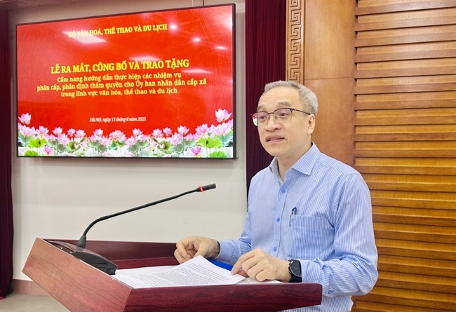 Ra mắt Cẩm nang hướng dẫn thực hiện các nhiệm vụ phân cấp, phân định thẩm quyền cho UBND cấp xã trong lĩnh vực văn hóa, thể thao và du lịch - Ảnh 2. Ra mắt Cẩm nang hướng dẫn thực hiện các nhiệm vụ phân cấp, phân định thẩm quyền cho UBND cấp xã trong lĩnh vực văn hóa, thể thao và du lịch - Ảnh 2.
