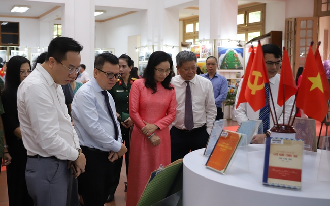 Khai mạc triển lãm tư liệu &quot;Mùa thu độc lập và khát vọng phồn vinh&quot; - Ảnh 2.