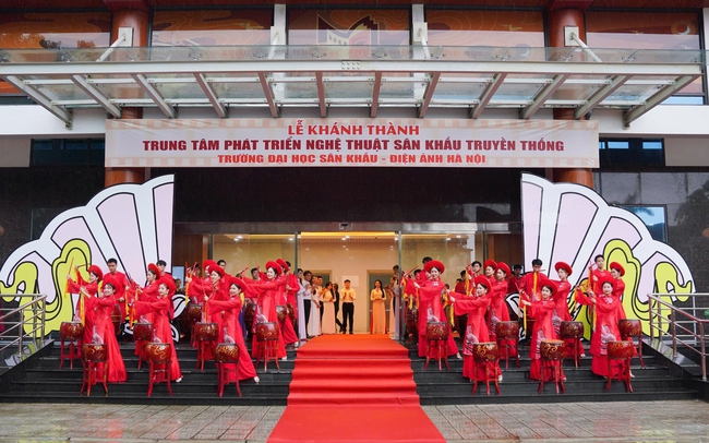 Khánh thành Trung tâm Phát triển Nghệ thuật sân khấu truyền thống của Trường Đại học Sân khấu - Điện ảnh Hà Nội - Ảnh 2. Khánh thành Trung tâm Phát triển Nghệ thuật sân khấu truyền thống của Trường Đại học Sân khấu - Điện ảnh Hà Nội - Ảnh 2.