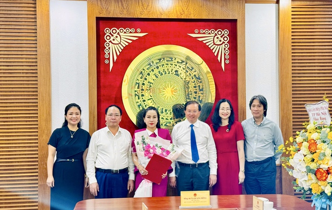 Bà Phạm Thị Mỹ Hoa giữ chức Phó Cục trưởng Cục Mỹ thuật, Nhiếp ảnh và Triển lãm - Ảnh 2. Bà Phạm Thị Mỹ Hoa giữ chức Phó Cục trưởng Cục Mỹ thuật, Nhiếp ảnh và Triển lãm - Ảnh 2.