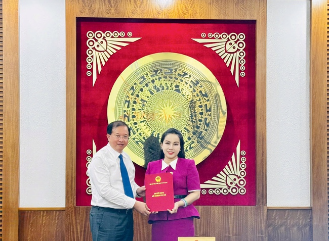 Bà Phạm Thị Mỹ Hoa giữ chức Phó Cục trưởng Cục Mỹ thuật, Nhiếp ảnh và Triển lãm - Ảnh 1. Bà Phạm Thị Mỹ Hoa giữ chức Phó Cục trưởng Cục Mỹ thuật, Nhiếp ảnh và Triển lãm - Ảnh 1.