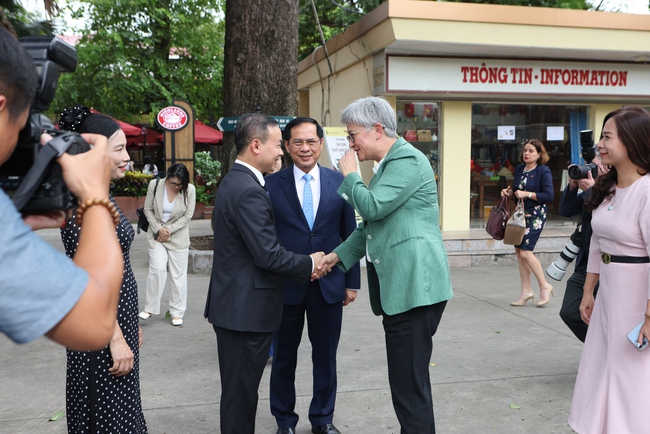 Phó Thủ tướng Bùi Thanh Sơn và Bộ trưởng Ngoại giao Australia Penny Wong tham quan Bảo tàng Lịch sử quốc gia - Ảnh 1. Phó Thủ tướng Bùi Thanh Sơn và Bộ trưởng Ngoại giao Australia Penny Wong tham quan Bảo tàng Lịch sử quốc gia - Ảnh 1.