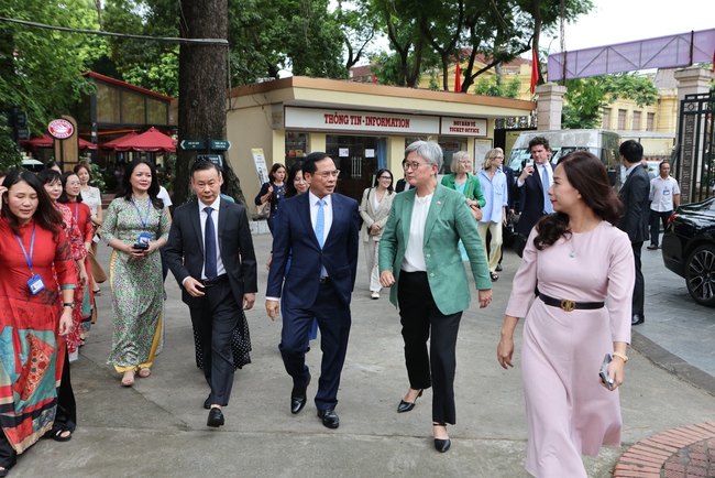 Phó Thủ tướng Bùi Thanh Sơn và Bộ trưởng Ngoại giao Australia Penny Wong tham quan Bảo tàng Lịch sử quốc gia - Ảnh 2. Phó Thủ tướng Bùi Thanh Sơn và Bộ trưởng Ngoại giao Australia Penny Wong tham quan Bảo tàng Lịch sử quốc gia - Ảnh 2.