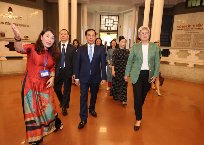 Phó Thủ tướng Bùi Thanh Sơn và Bộ trưởng Ngoại giao Australia Penny Wong tham quan Bảo tàng Lịch sử quốc gia - Ảnh 3. Phó Thủ tướng Bùi Thanh Sơn và Bộ trưởng Ngoại giao Australia Penny Wong tham quan Bảo tàng Lịch sử quốc gia - Ảnh 3.