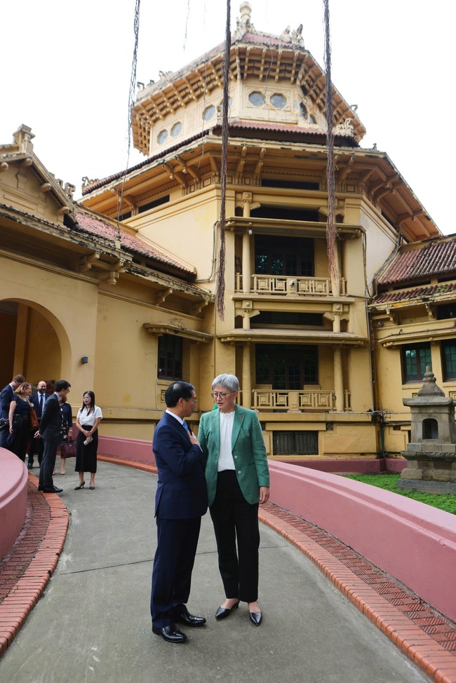 Phó Thủ tướng Bùi Thanh Sơn và Bộ trưởng Ngoại giao Australia Penny Wong tham quan Bảo tàng Lịch sử quốc gia - Ảnh 8. Phó Thủ tướng Bùi Thanh Sơn và Bộ trưởng Ngoại giao Australia Penny Wong tham quan Bảo tàng Lịch sử quốc gia - Ảnh 8.