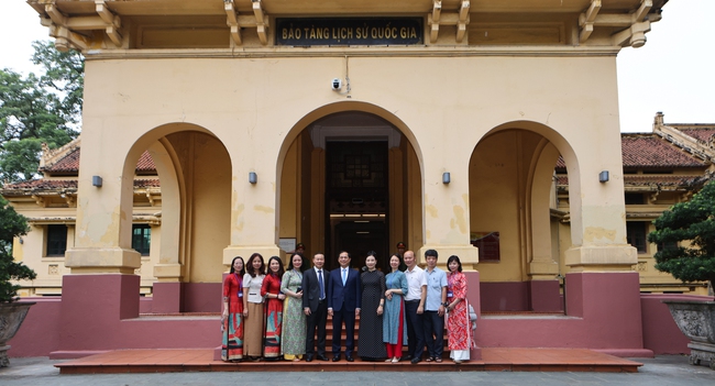 Phó Thủ tướng Bùi Thanh Sơn và Bộ trưởng Ngoại giao Australia Penny Wong tham quan Bảo tàng Lịch sử quốc gia - Ảnh 9. Phó Thủ tướng Bùi Thanh Sơn và Bộ trưởng Ngoại giao Australia Penny Wong tham quan Bảo tàng Lịch sử quốc gia - Ảnh 9.