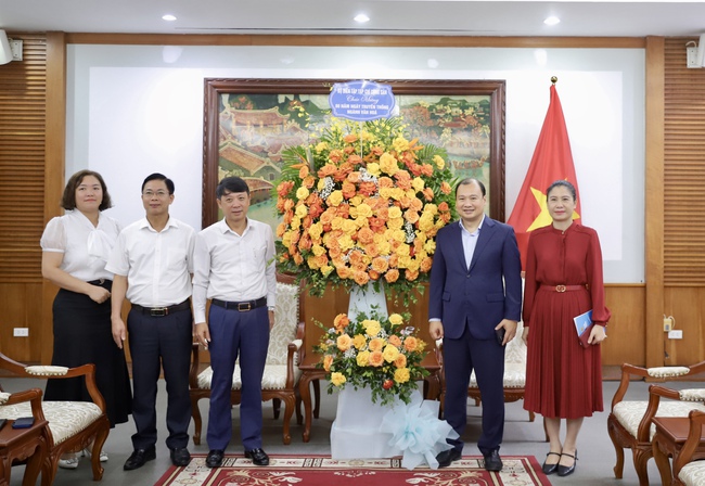 Thứ trưởng Thường trực Lê Hải Bình tiếp đoàn lãnh đạo Tạp chí Cộng sản thăm và chúc mừng Bộ VHTTDL nhân 80 năm Ngày truyền thống Ngành Văn hóa - Ảnh 5.