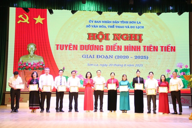 Sơn La: Đẩy mạnh cải cách hành chính, ứng dụng công nghệ thông tin trong công tác thi đua khen thưởng - Ảnh 1.