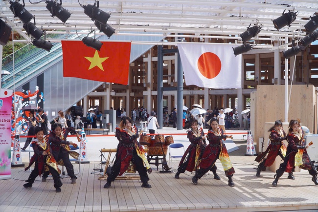 Gần 100 vũ công nhảy Yosakoi đến từ Việt Nam "khoe tài" tại Expo 2025 - Ảnh 3. Gần 100 vũ công nhảy Yosakoi đến từ Việt Nam "khoe tài" tại Expo 2025 - Ảnh 3.
