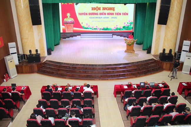 Sơn La: Đẩy mạnh cải cách hành chính, ứng dụng công nghệ thông tin trong công tác thi đua khen thưởng - Ảnh 2.
