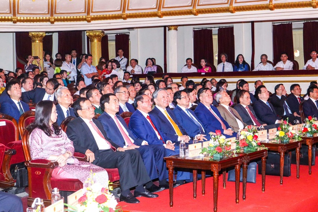 Bộ trưởng Nguyễn Văn Hùng: Đưa sự nghiệp phát triển văn hóa bước vào kỷ nguyên mới với những thành tựu mới, dấu ấn mới - Ảnh 3. Bộ trưởng Nguyễn Văn Hùng: Đưa sự nghiệp phát triển văn hóa bước vào kỷ nguyên mới với những thành tựu mới, dấu ấn mới - Ảnh 3.