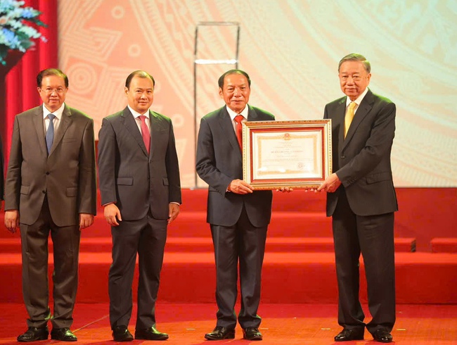 Bộ VHTTDL đón nhận Huân Chương lao động hạng Nhất - Ảnh 2. Bộ VHTTDL đón nhận Huân Chương lao động hạng Nhất - Ảnh 2.