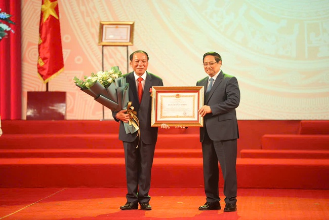 Bộ trưởng Nguyễn Văn Hùng được tặng thưởng Huân chương Lao động hạng Nhất - Ảnh 2. Bộ trưởng Nguyễn Văn Hùng được tặng thưởng Huân chương Lao động hạng Nhất - Ảnh 2.