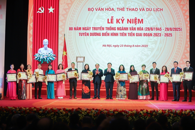 Chùm ảnh: Lễ kỷ niệm 80 năm Ngày truyền thống Ngành Văn hóa - Ảnh 16. Chùm ảnh: Lễ kỷ niệm 80 năm Ngày truyền thống Ngành Văn hóa - Ảnh 16.