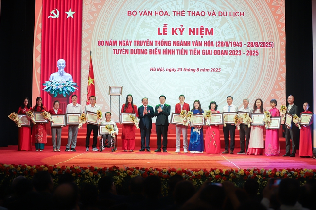 Chùm ảnh: Lễ kỷ niệm 80 năm Ngày truyền thống Ngành Văn hóa - Ảnh 17. Chùm ảnh: Lễ kỷ niệm 80 năm Ngày truyền thống Ngành Văn hóa - Ảnh 17.