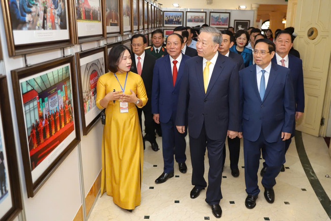 Bộ trưởng Nguyễn Văn Hùng: Đưa sự nghiệp phát triển văn hóa bước vào kỷ nguyên mới với những thành tựu mới, dấu ấn mới - Ảnh 1. Bộ trưởng Nguyễn Văn Hùng: Đưa sự nghiệp phát triển văn hóa bước vào kỷ nguyên mới với những thành tựu mới, dấu ấn mới - Ảnh 1.