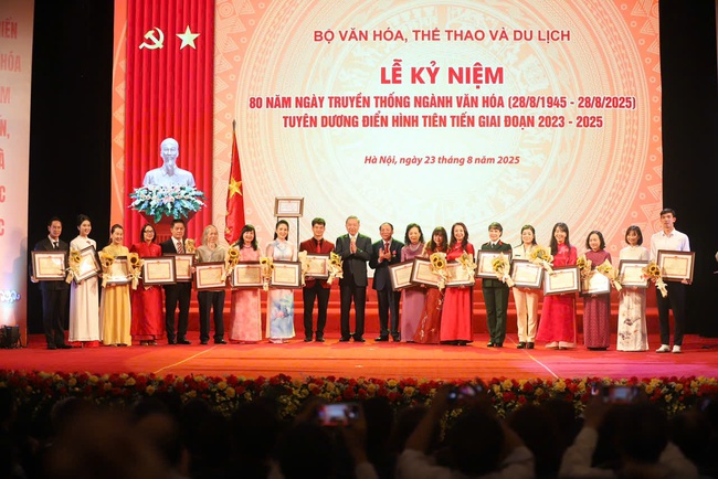 Tặng Bằng khen cho 80 cá nhân có thành tích xuất sắc tiêu biểu trong lĩnh vực Văn hóa, Thông tin, Thể thao và Du lịch - Ảnh 1. Tặng Bằng khen cho 80 cá nhân có thành tích xuất sắc tiêu biểu trong lĩnh vực Văn hóa, Thông tin, Thể thao và Du lịch - Ảnh 1.