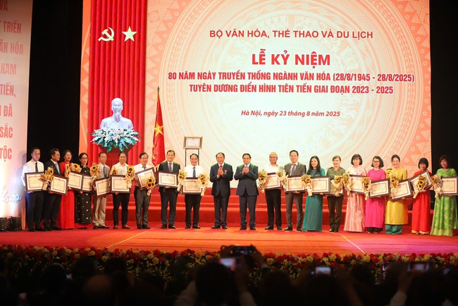 Tặng Bằng khen cho 80 cá nhân có thành tích xuất sắc tiêu biểu trong lĩnh vực Văn hóa, Thông tin, Thể thao và Du lịch - Ảnh 2. Tặng Bằng khen cho 80 cá nhân có thành tích xuất sắc tiêu biểu trong lĩnh vực Văn hóa, Thông tin, Thể thao và Du lịch - Ảnh 2.